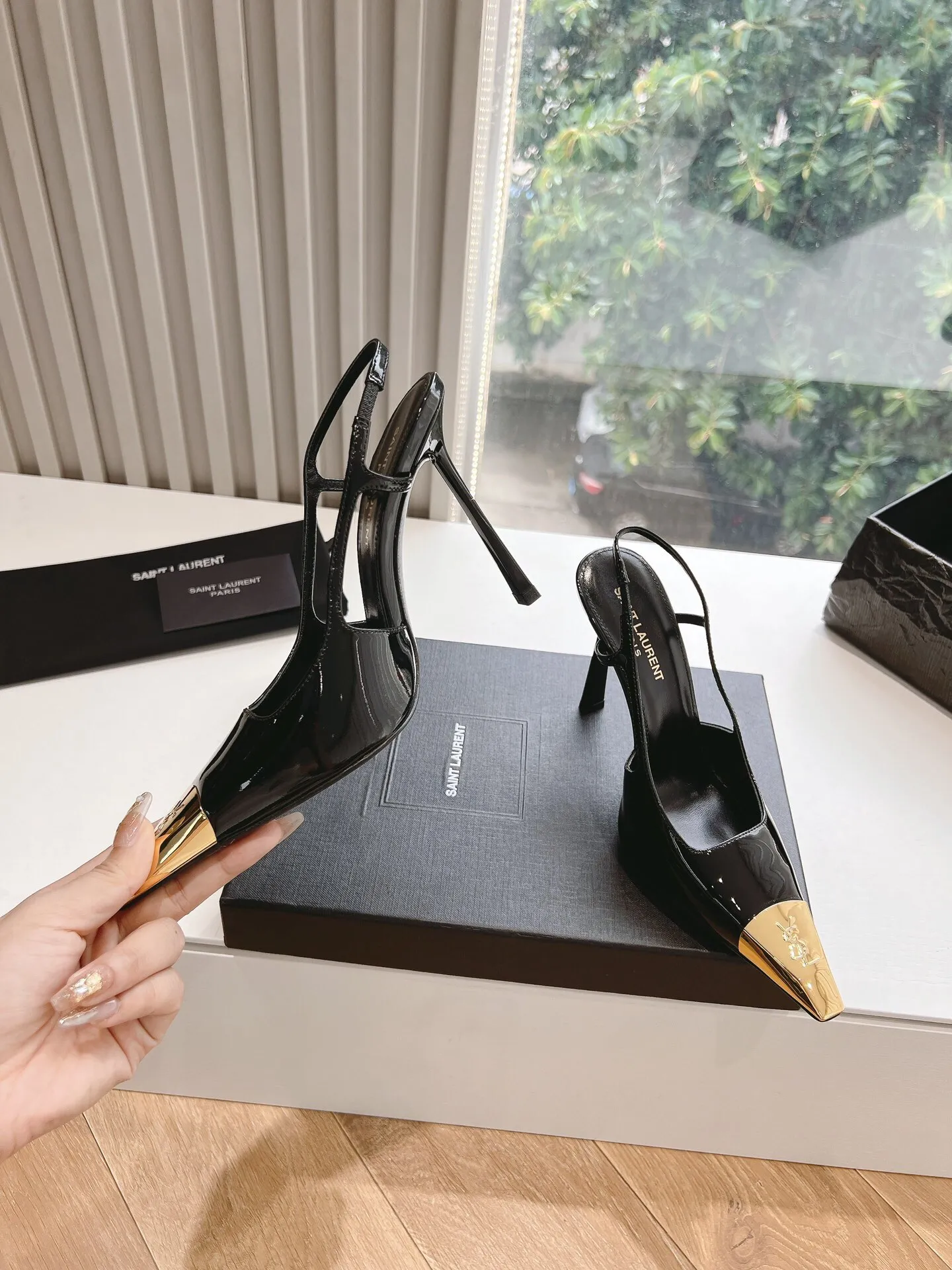👟👟Ex-factory price 560👟👟 Top quality Saint Laurent/Yves Saint Laurent Lee metal buckle single shoes, YSL sister's beautiful high heels, and the small square toe of the same style as Saint Laurent Rose. High heels are very good at modifying the foot shape, luxury metal chain. In recent years, SLP has become more and more understanding of women in high heels. The embarrassing design impression of waterproof platform models has been eliminated. YSL's beautiful high heels Upper: imported patent leather/cowhide Sole: Genuine leather outsole Heel height approximately: 11cm Size 35-39 (40, 41 customized, non-returnable and non-exchangeable)